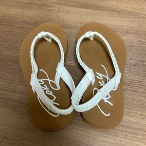 Girl (toddler) Roxy flip flops